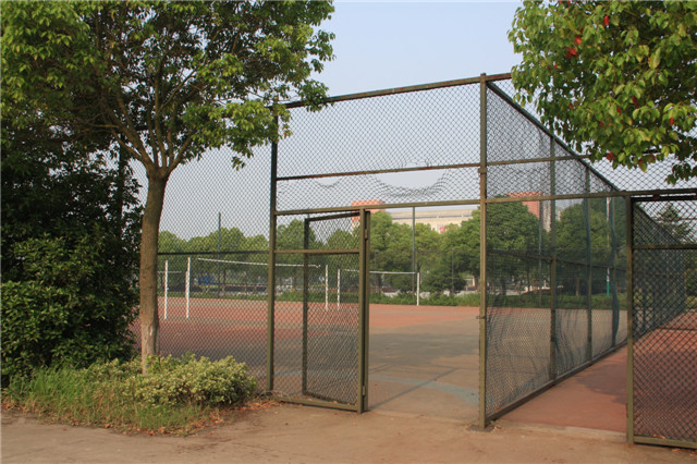 封闭羽毛球、网球场人口